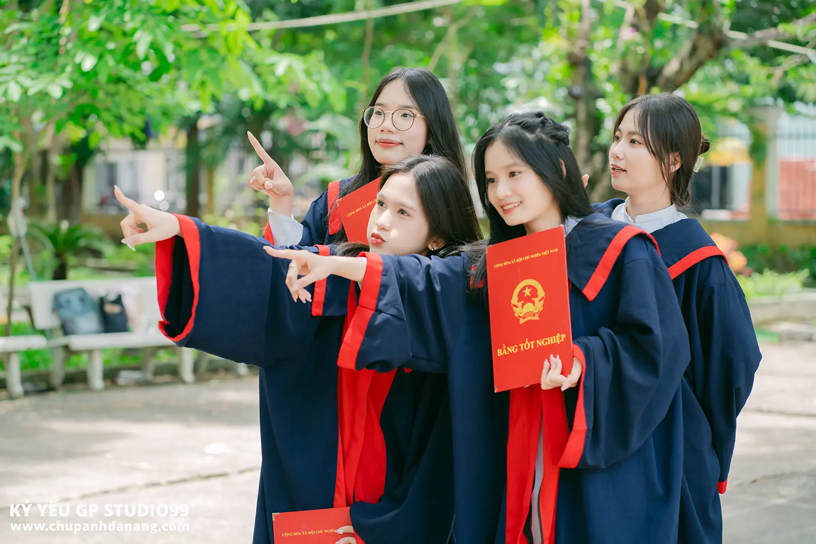 Các Gói Dịch Vụ Cho Thuê Đồ Kỷ Yếu Tại Quảng Trị: Đầy Đủ Từ A-Z 13 Hướng dẫn bảo quản đồ cử nhân ảnh 3