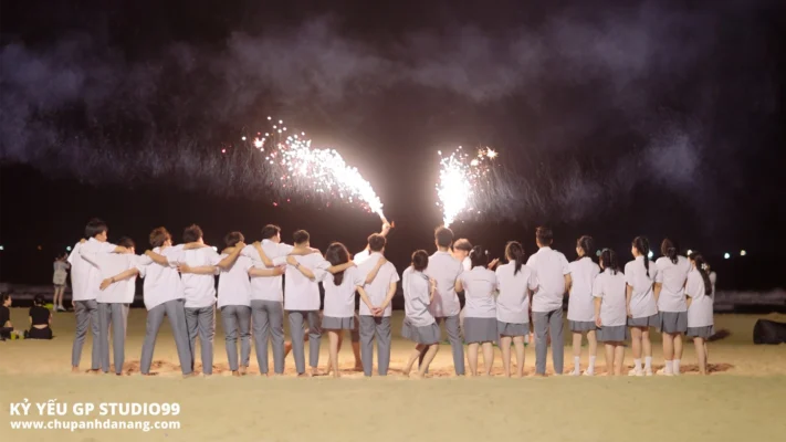 Lớp 12.4 THPT Tôn Thất Tùng - Kỷ yếu Đà Nẵng