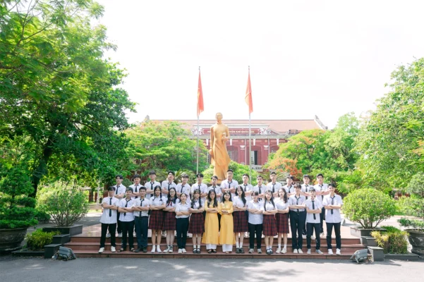 Kỷ yếu Lớp 12 Chuyên Lý 2 Trường THPT Chuyên Quốc học Huế - Kỷ yếu Đà Nẵng GP Studio99