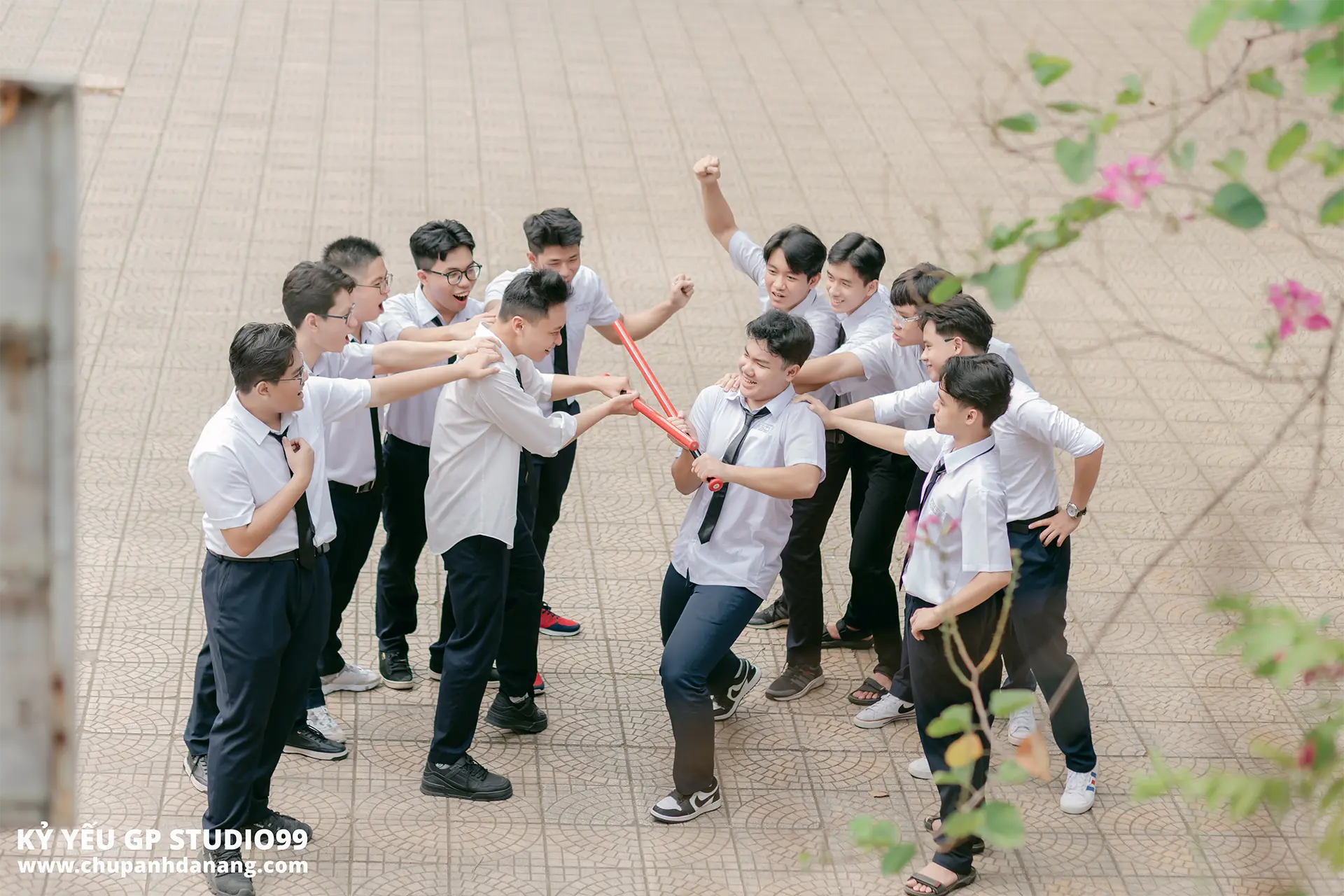 Các Gói Dịch Vụ Cho Thuê Đồ Kỷ Yếu Tại Quảng Trị: Đầy Đủ Từ A-Z 22 gay-bong-chay-ky-yeu