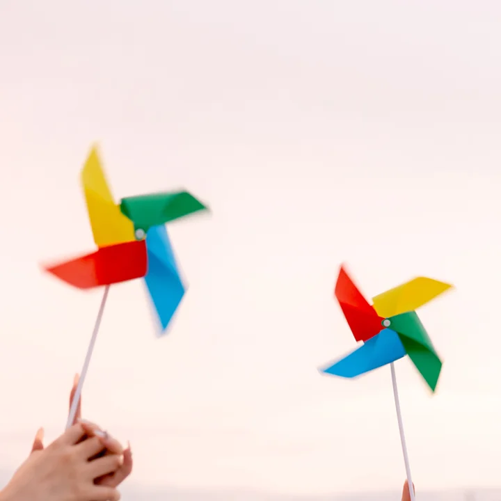 Thuê phụ kiện chong chóng kỷ yếu GP Studio99